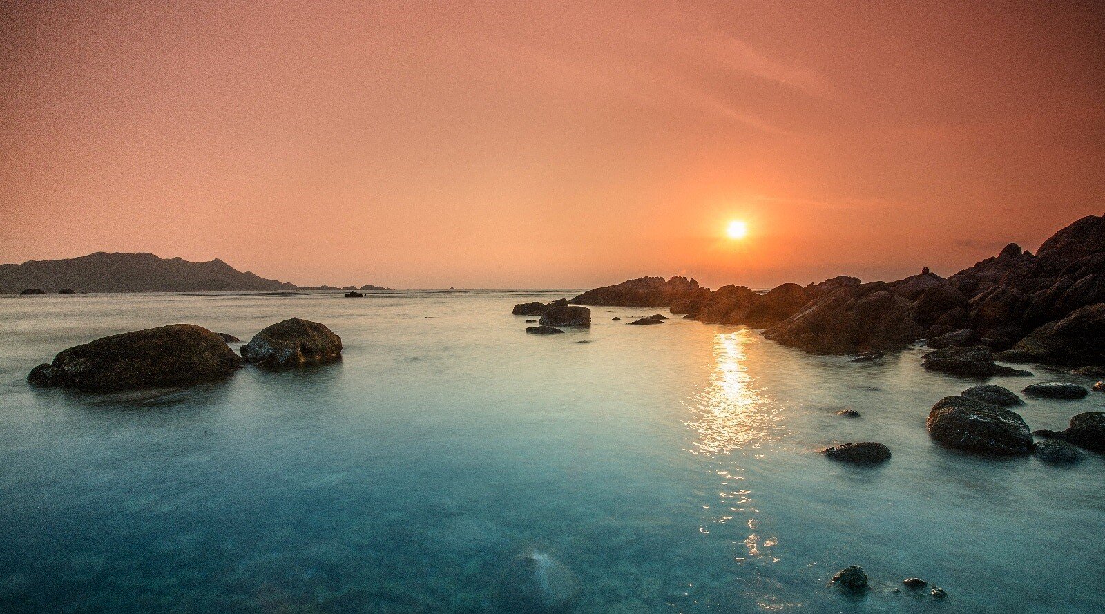 rocky-beach-binh-ba-island-vietnam