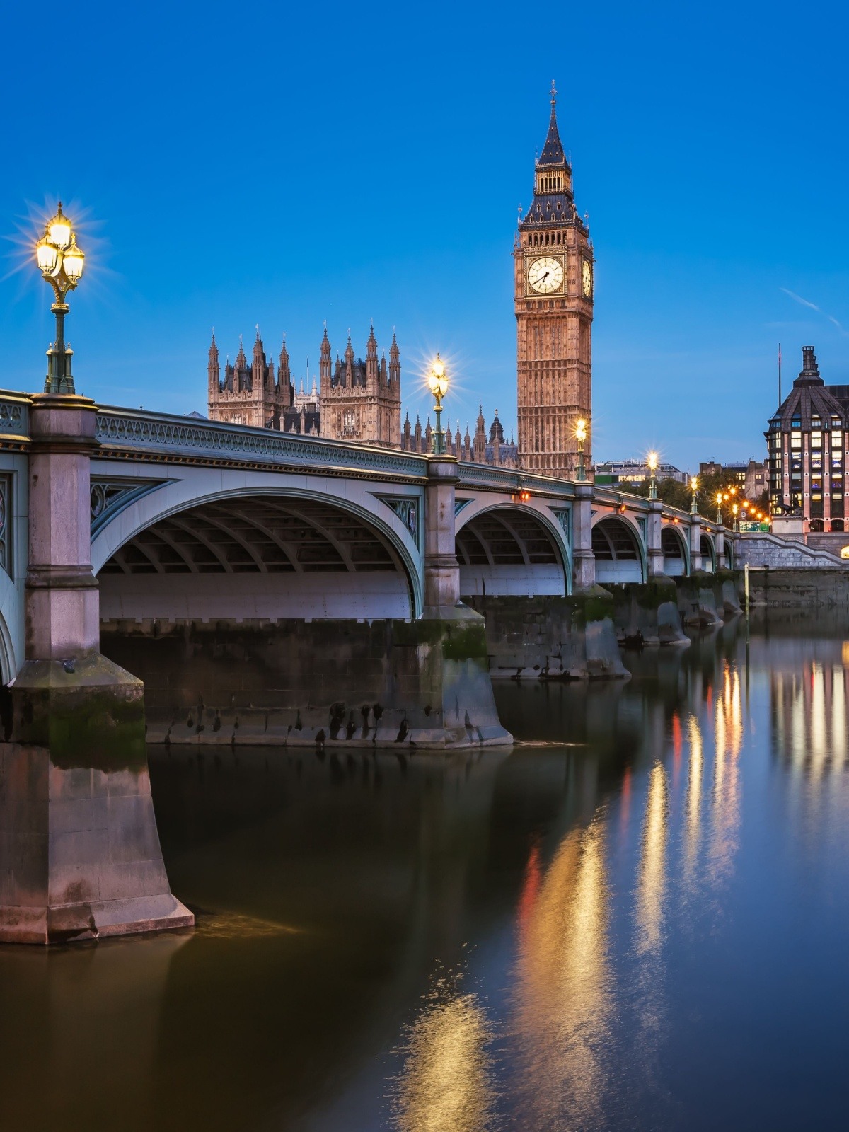 Big Ben, Tháp Nữ hoàng Elizabeth và Cầu Westminster được thắp sáng vào buổi sáng, London, Vương quốc Anh. 1600 x 1200px (1)