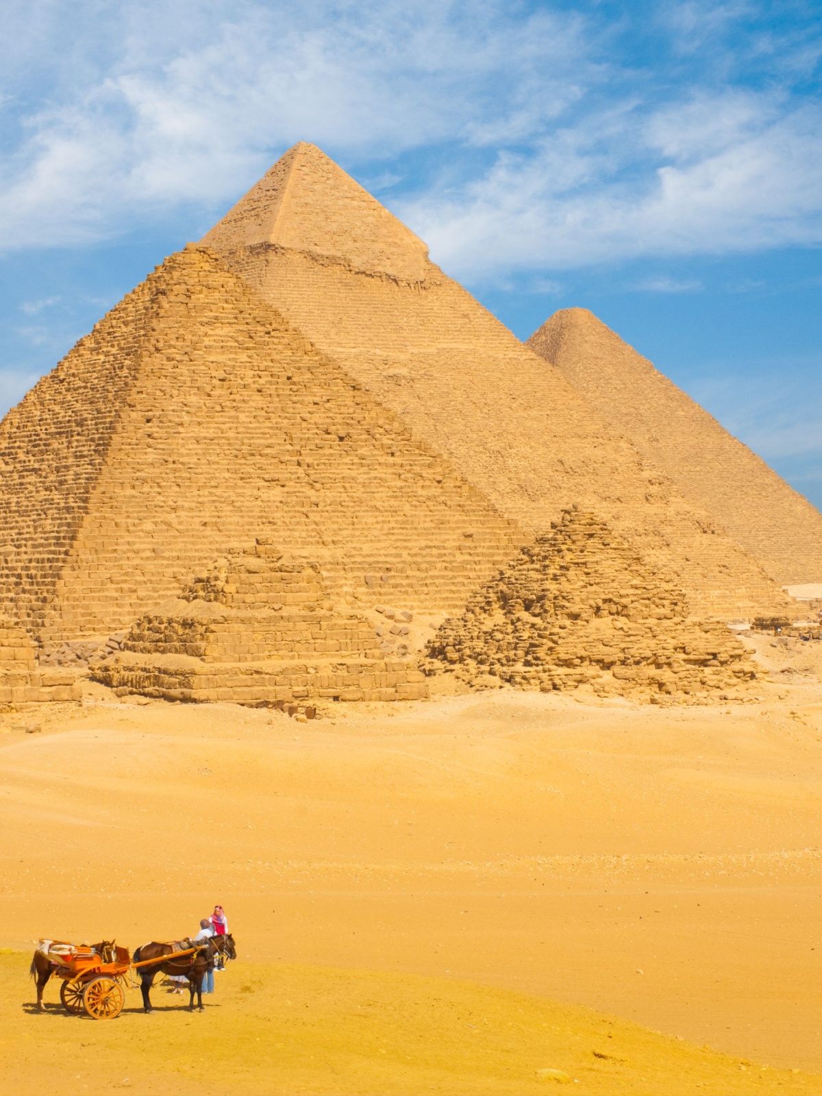 Kim tự tháp Giza vĩ đại xếp thành hàng trên nền trời xanh tuyệt đẹp ở Cairo, Ai Cập.1200 x 1600px