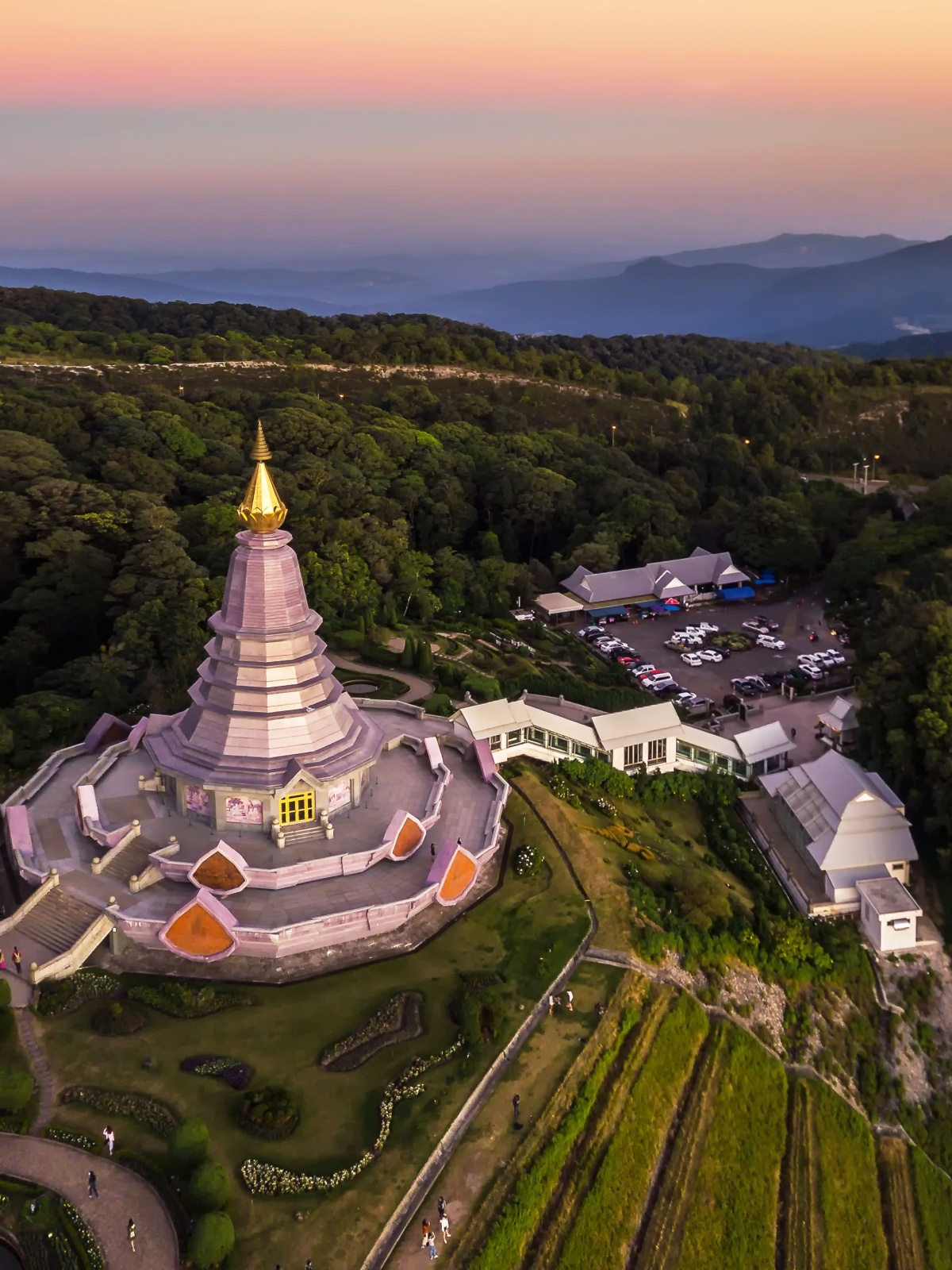 Ngôi chùa di tích linh thiêng vĩ đại ở Vườn quốc gia Doi Inthanon Chiang Mai, Thái Lan.1200 x 1600px (1)