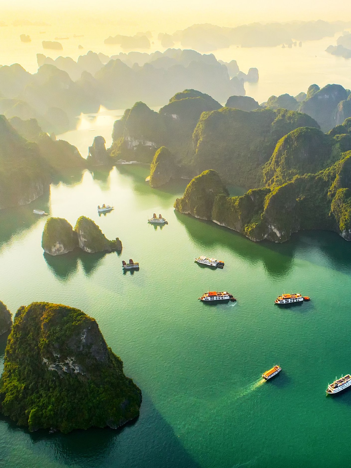 Nhìn từ trên không làng chài nổi và đảo đá, Vịnh Hạ Long, Việt Nam, Đông Nam Á. 1200 x 1600px